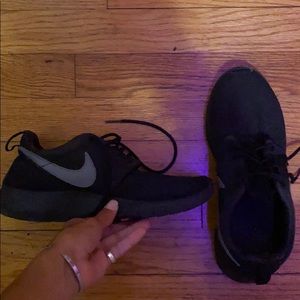 Nike Shoes - Nike Rosche Runs Nike Shoes - Nike Rosche Runs